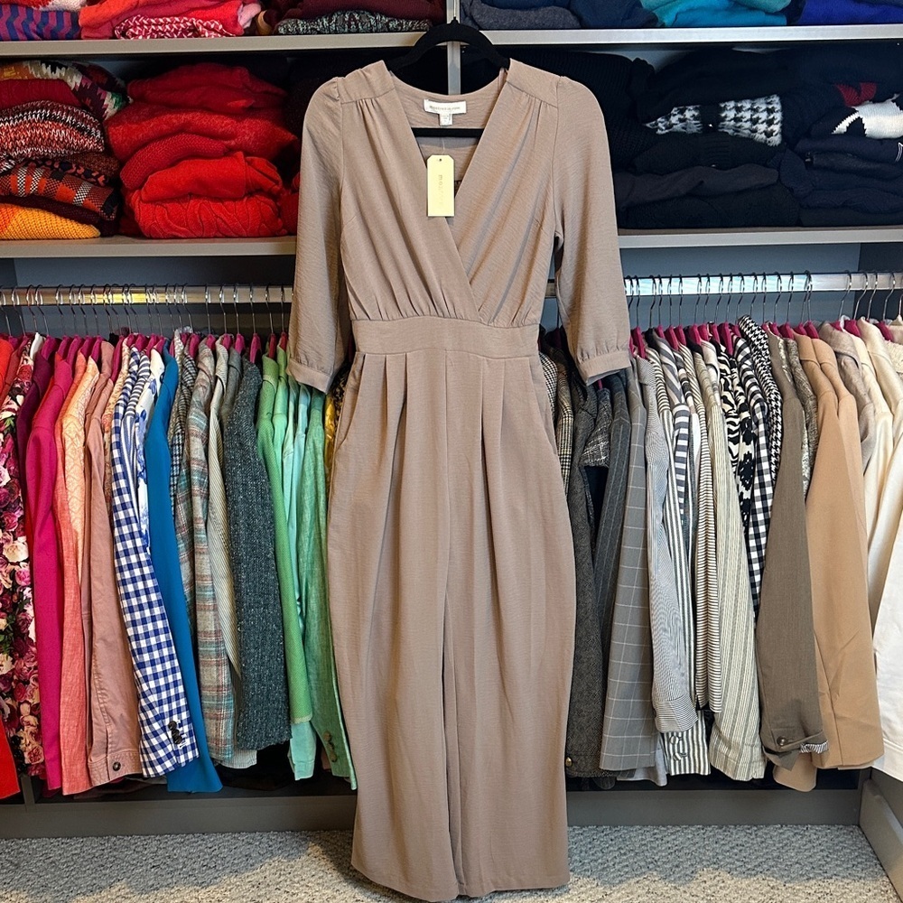 Monteau tan 3/4 sleeve elastic waistband v neck 2 pocket jumpsuit size S NWT